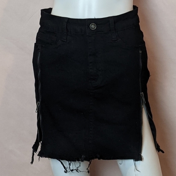 Fashion Nova Nadia Black Denim Zip Skirt size Medium - Picture 1 of 5